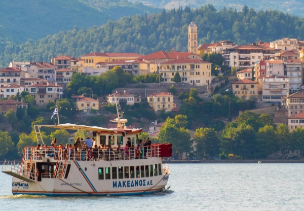 Τουριστικό καράβι ΜΑΚΕΔΝΟΣ στην λίμνη της Καστοριάς