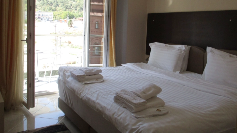 Kyknos Hotel Kastoria άνετα δωμάτια με θέα