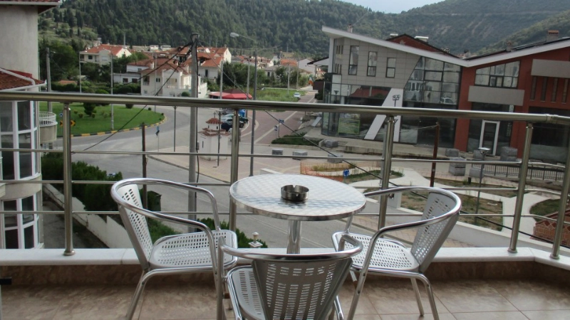 Ξενοδοχείο Kyknos De Luxe στην Καστοριά με επιπλομένα μπαλκόνια