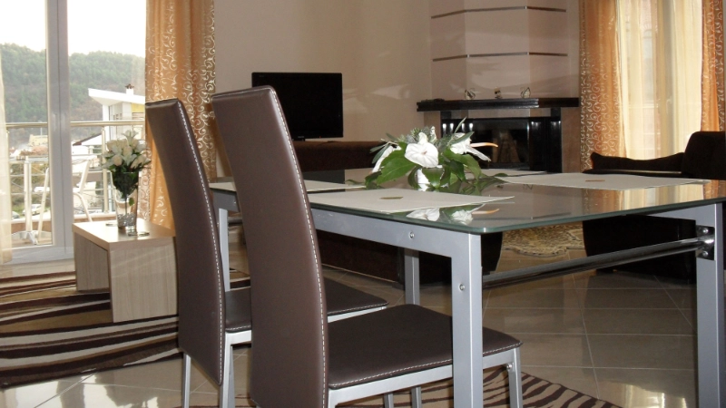 Luxury Suite με τζάκι και άνετο σαλόνι με τραπεζαρία