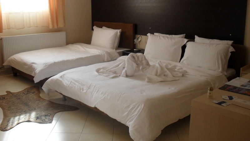 Standard τρίκλινο δωμάτιο στο ξενοδοχείο Kyknos De Luxe στην Καστοριά