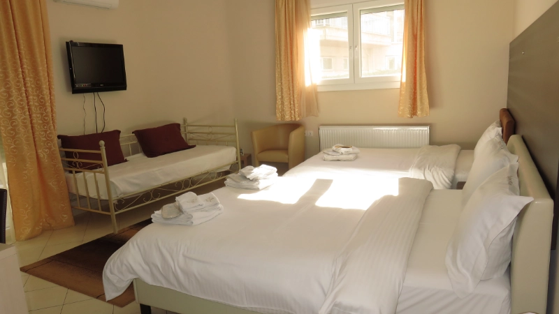 Standard τετράκλινο δωμάτιο στο ξενοδοχείο Kyknos De Luxe στην Καστοριά