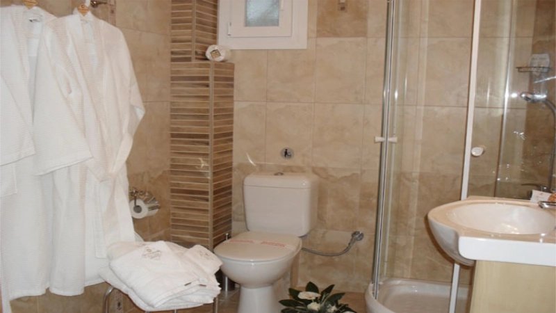 Το μπάνιο του ξενοδοχείου με όλες τις σύγχρονες παροχές