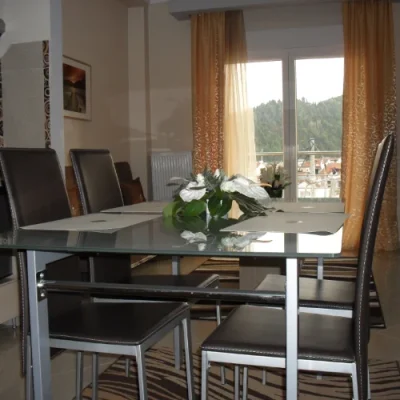 Τραπεζαρία σουίτας με θέα στην Χλόη Καστοριάς