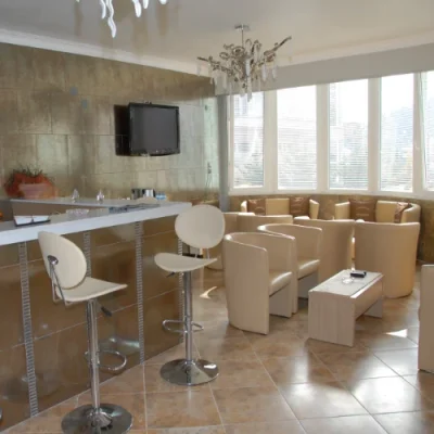 Η reception και το bar του ξενοδοχείου Kyknos De Luxe στην Καστοριά.